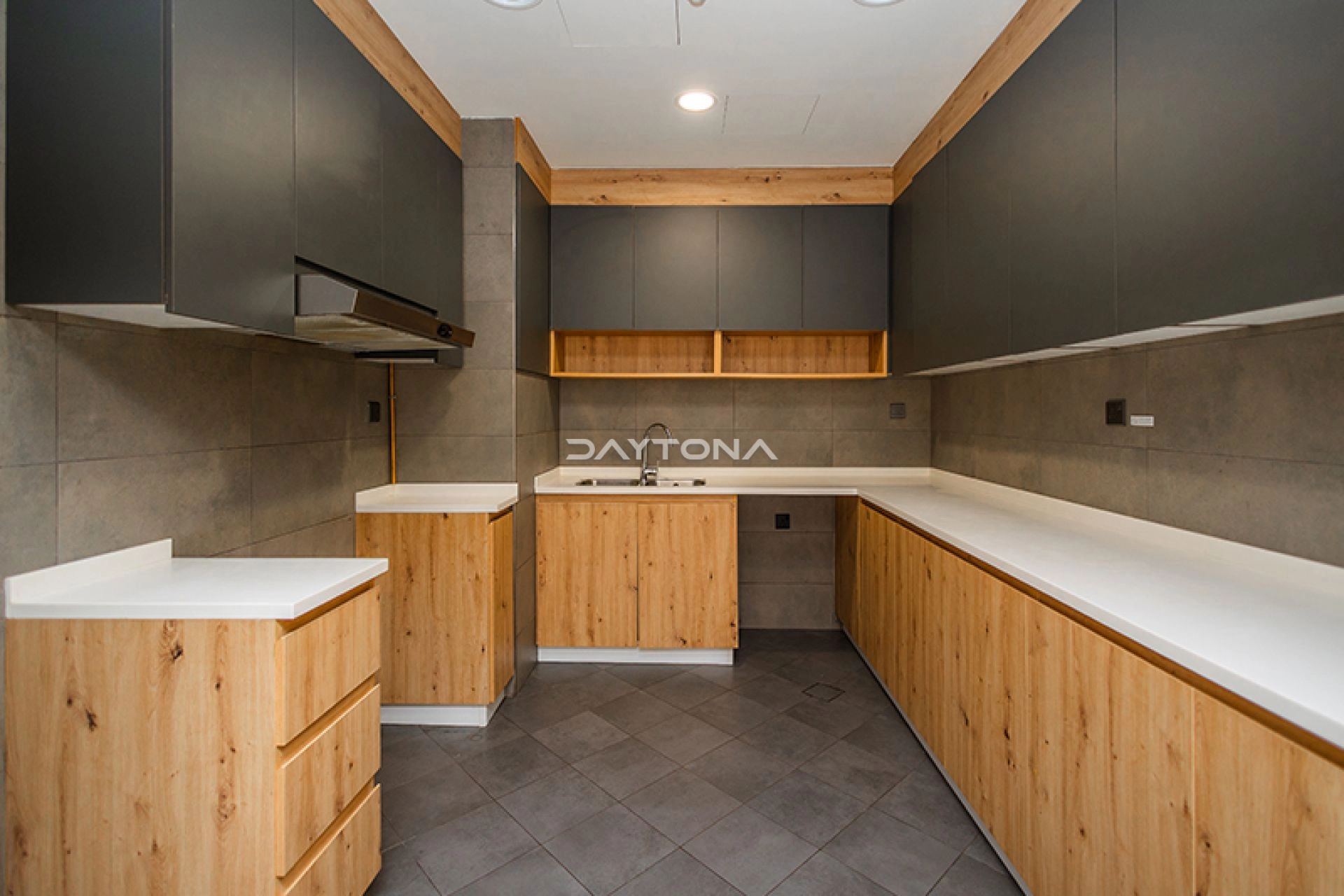 PREMIUM LOCATION | SPACIOUS 2ED+MAID | CLOSED KITCHEN