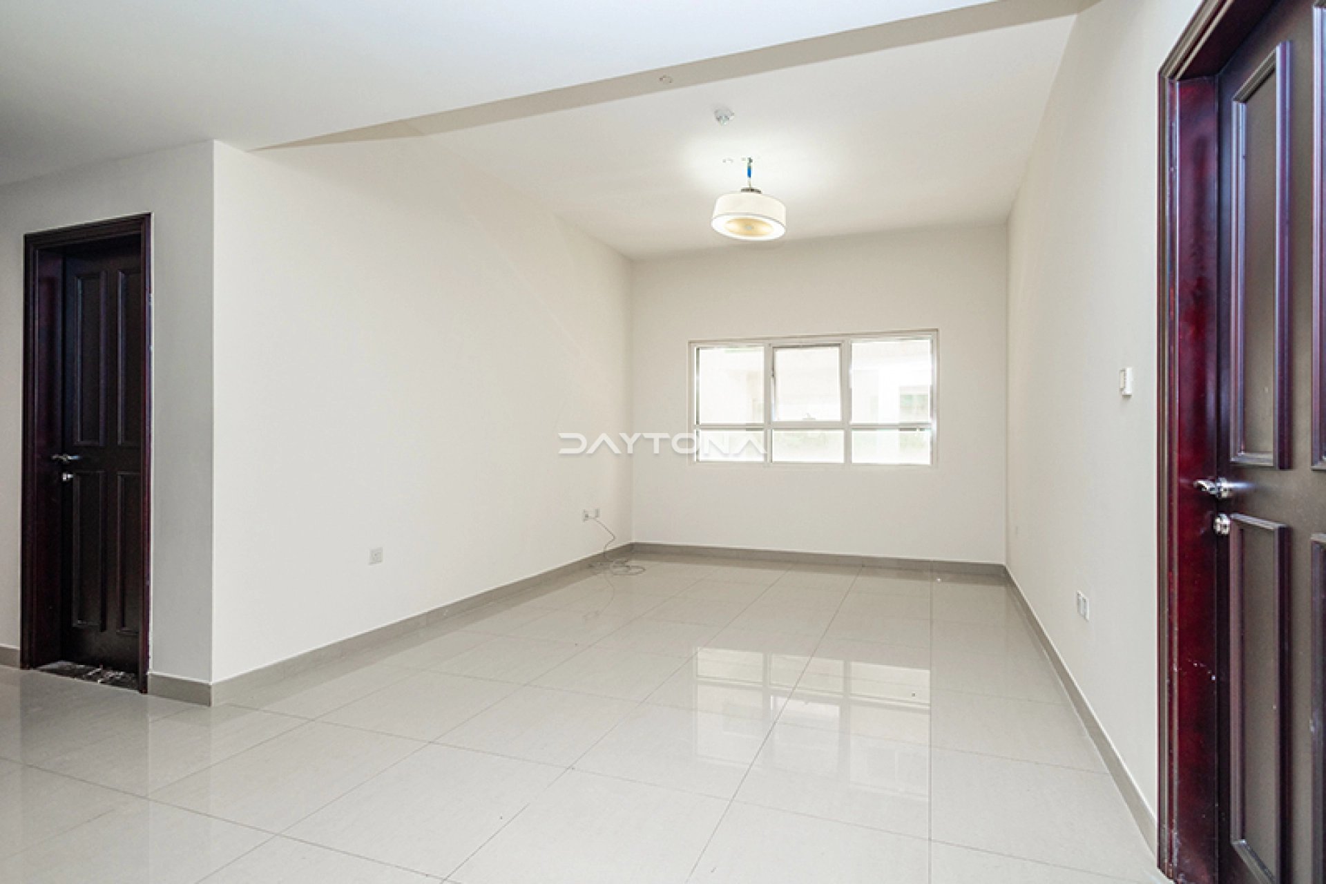 WELL MAINTAINED 2 BHK | FAMILY BUILDING | NEAR NAHDA