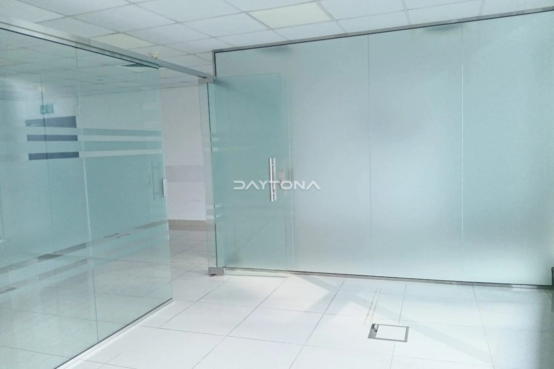 FITTED OFFICE | STEPS FROM METRO | 4 CHEQUES | LAKE VIEW