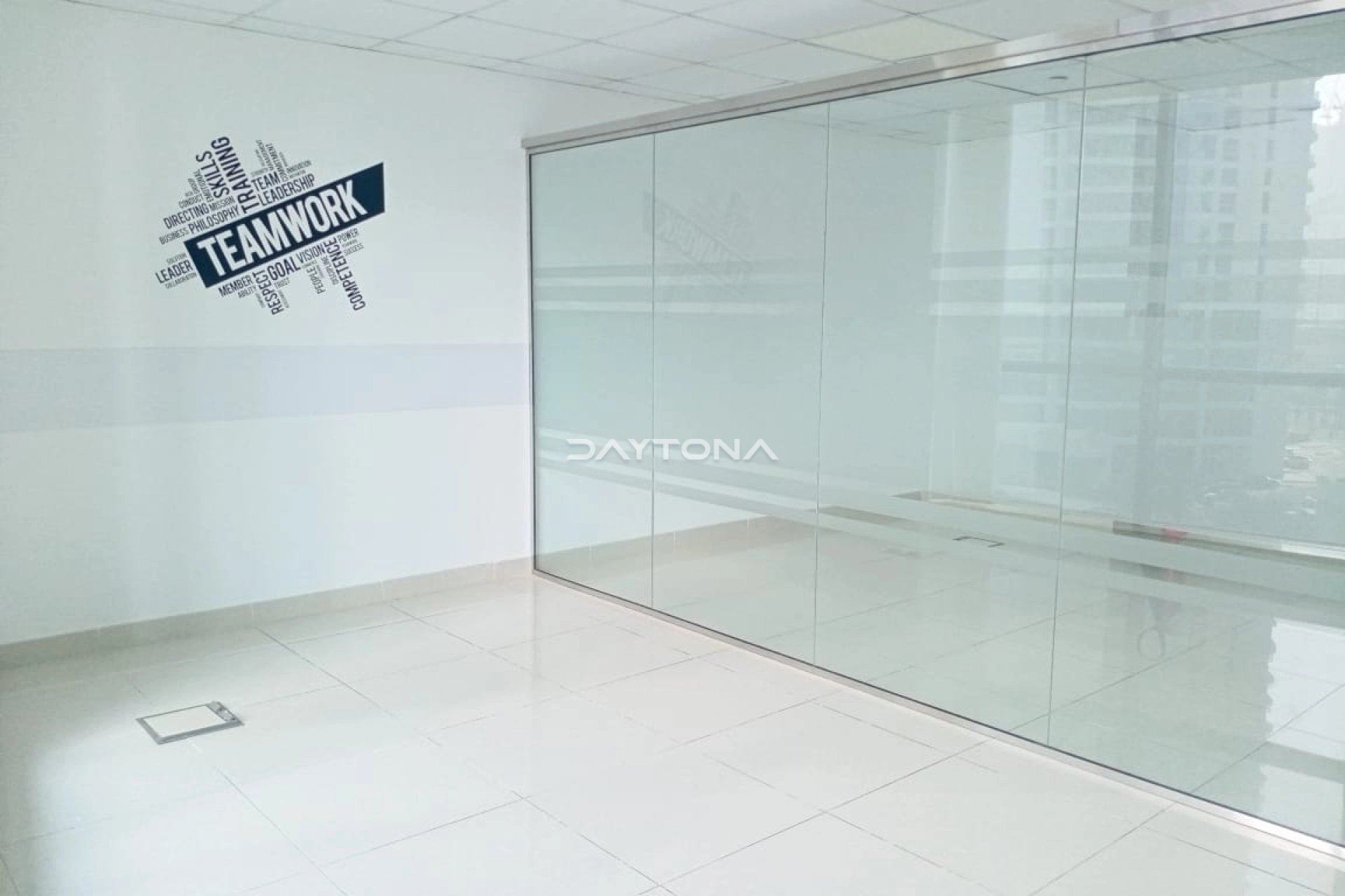 FITTED OFFICE | STEPS FROM METRO | 4 CHEQUES | LAKE VIEW