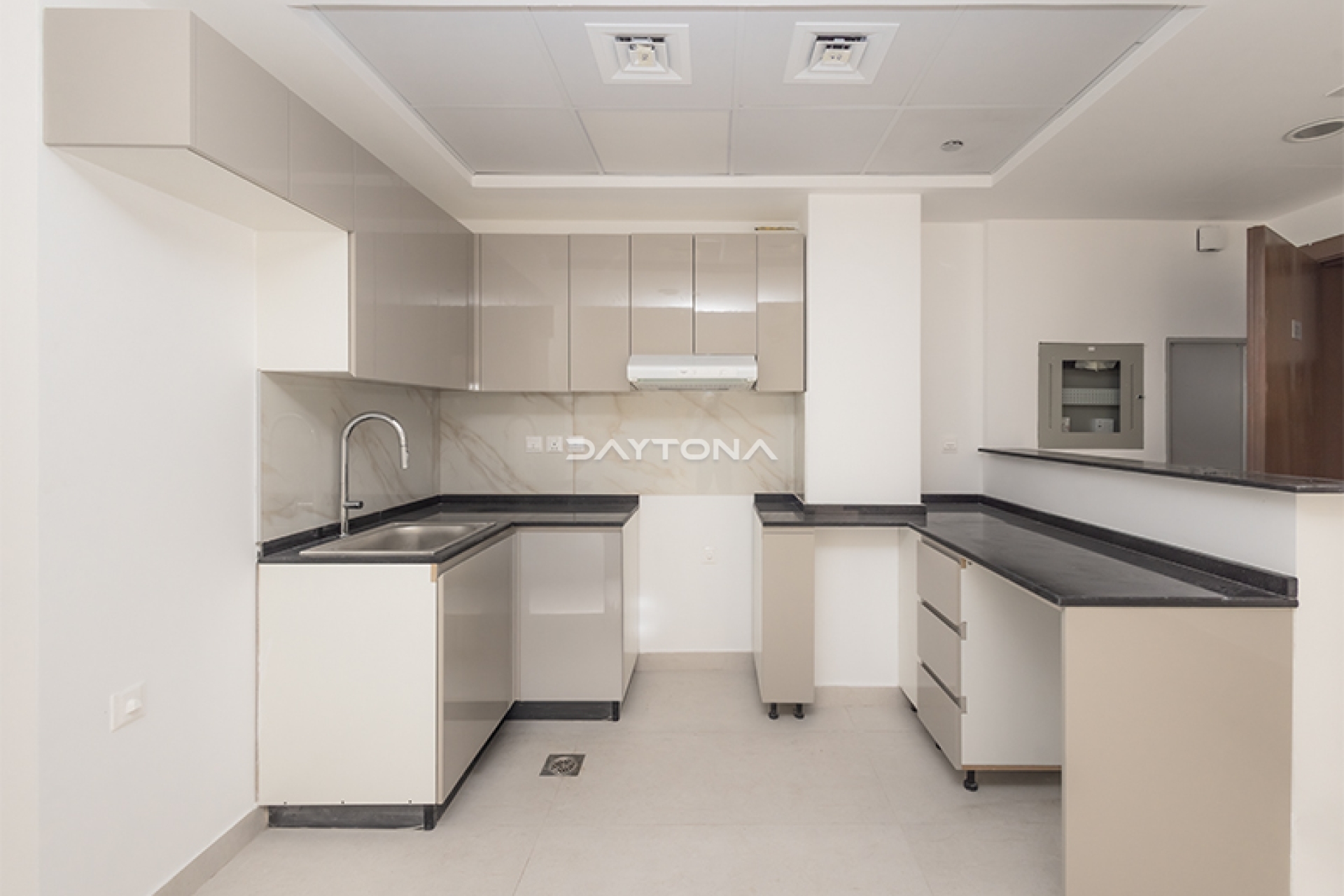 SPACIOUS 1 BEDROOM | READY TO MOVE| CENTRALLY LOCATED