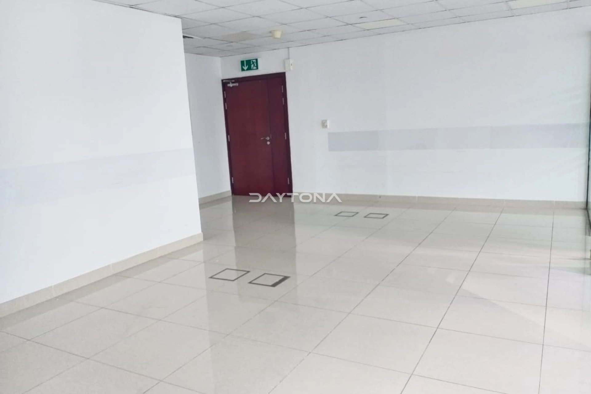 FITTED OFFICE | STEPS FROM METRO | 4 CHEQUES | LAKE VIEW