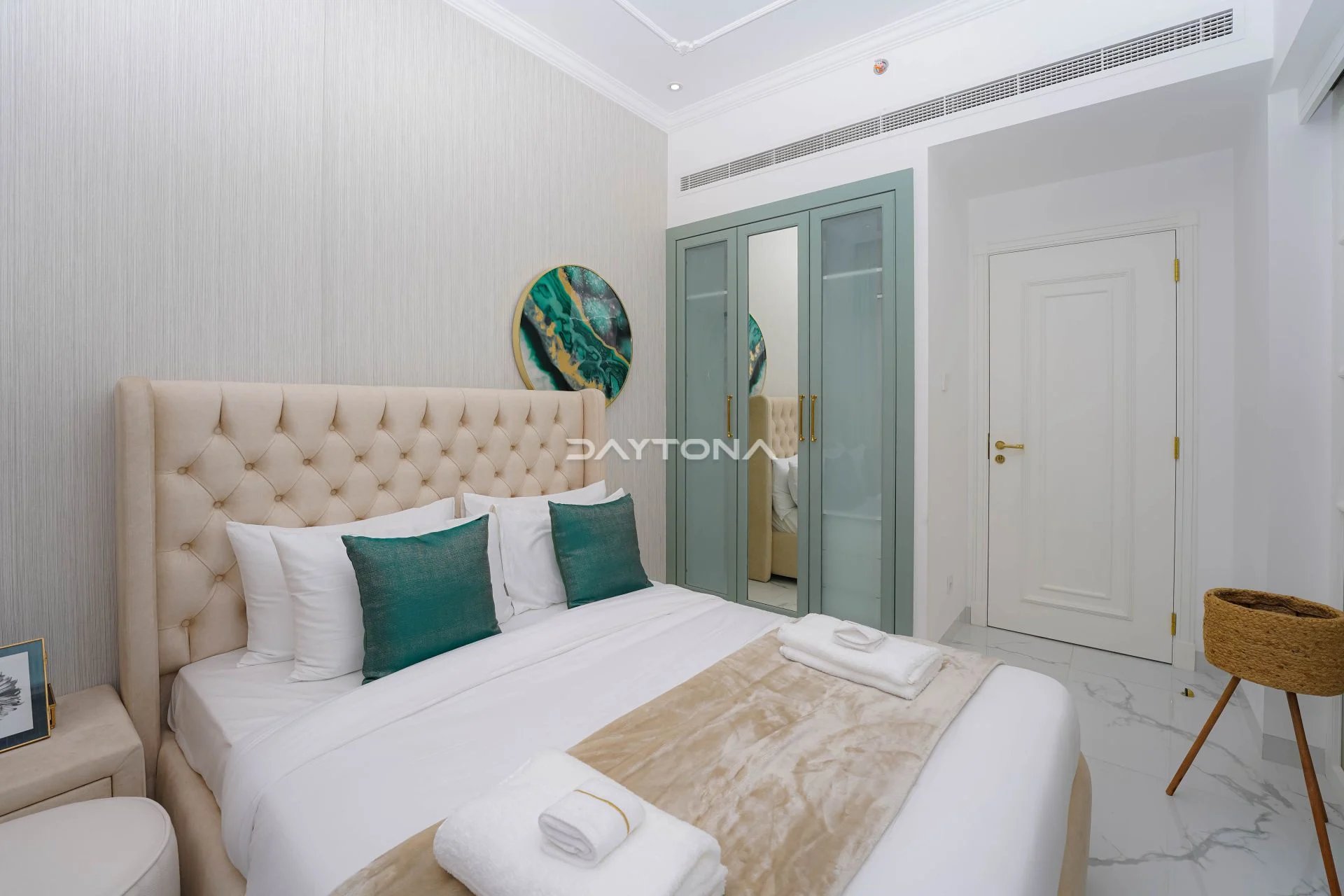 FULLY FURNISHED l RESORT LIVING l LUXURY APARTMENT